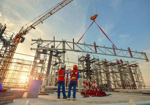 construction-worker-truss-installation